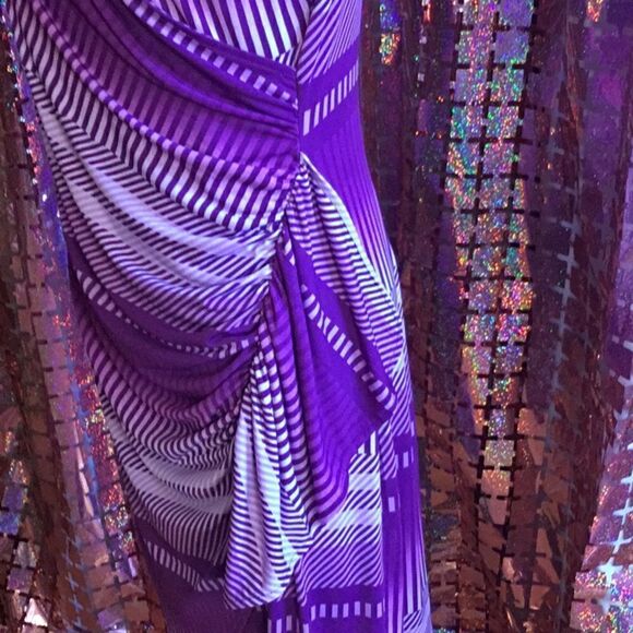 Short sleeved v neck dress with side ruffle in size med by NEW YORK & CO - Picture 8 of 14